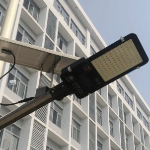 مصباح شارع LED يعمل بالطاقة الشمسية VMAX مزود بمفتاح تحكم عن بعد للوقت البصري في الهواء الطلق